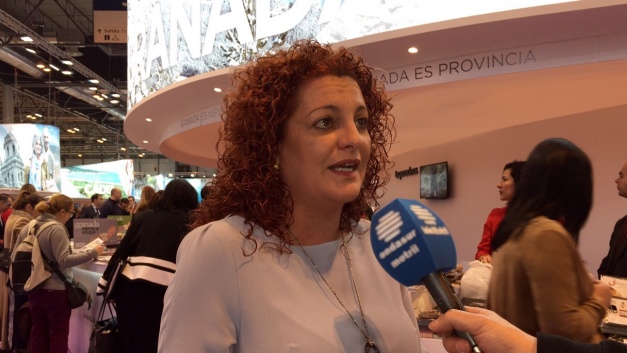 María Eugenia Rufino atendiendo a los medios de comunicación durante la Feria de Turismo.